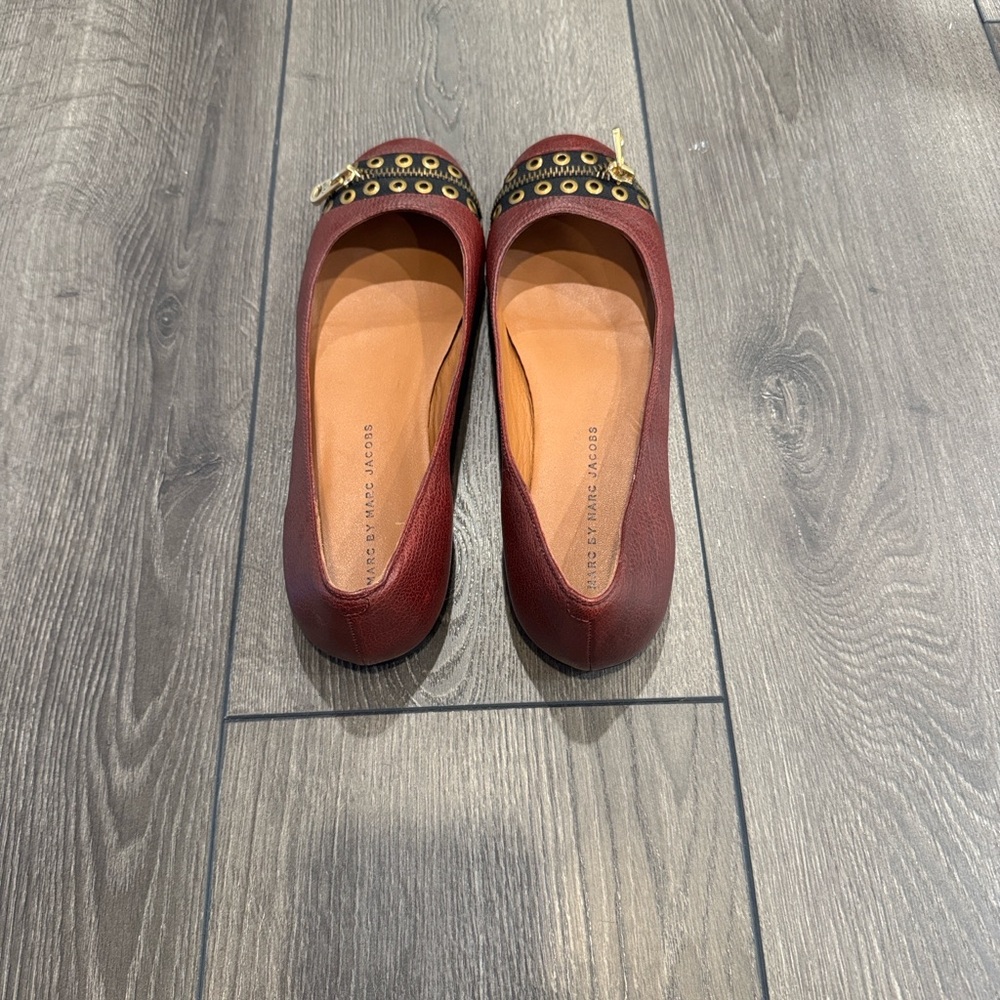 Marc Jacobs Maroon Flats with Gold Details - Picture 5 of 7